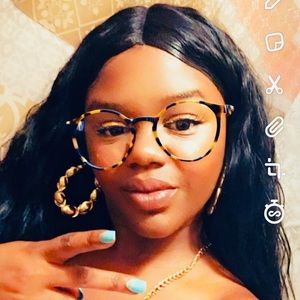 Meet your Posher, Quinnasia